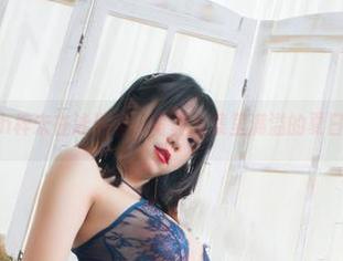 Leah梓未在泳池里，写真合集里满溢的夏日气息