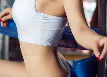 UGirls尤果网 – 脚窝里装着的万千风情，孟思雨美足图集假装没察觉到你在偷看