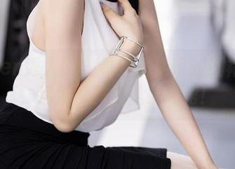 Xiuren秀人网 – 看到初梦瑶的红裙写真，后悔没多买几条红裙！