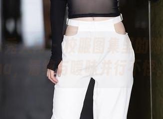 Xiuren秀人网 – 校服图集里的娜露Selena，清纯与暧昧并行不悖。