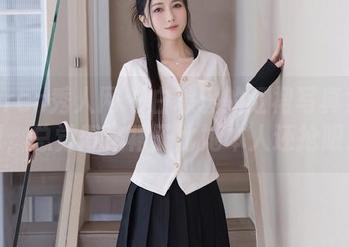 Xiuren秀人网 – 白琮瑗的红裙写真集下载，总觉得这裙子比她本人还抢眼。