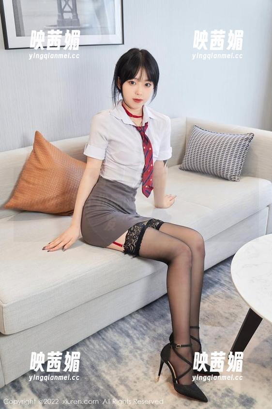 Xiuren秀人网 - 黄歆苑睡衣图集：穿着睡衣也能打个扮酷的照，反正这是我的沙发“舞台”