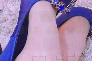 微密圈 – 丝月神，最新裸足写真上线，别说我是为了看沙发，真的被她的脚吸引了！