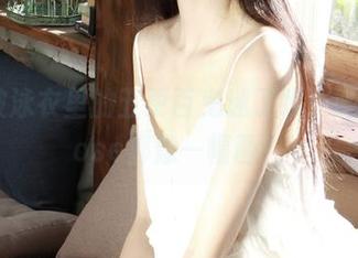 可别被泳衣里的五更百鬼迷了眼，她每个pose都像一幅画！