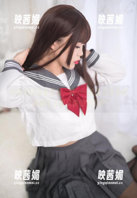 学姐校服自拍图集，嗯……这面孔很熟悉，是哪位又甜又辣的你烨烨？