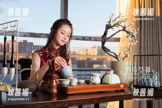 克拉女神 - 忆之与她的白色，如同定制的名画，但又不怎么像。