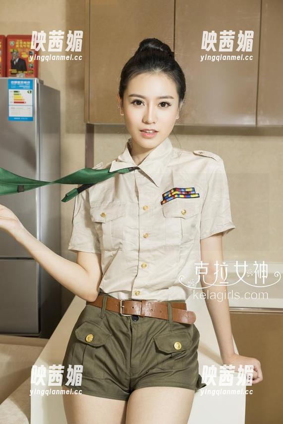 克拉女神-杨暖 克拉女神 - 不得不提,杨暖的吊带全套让我想到天天穿围裙的邻居,图包就像手里的飞碟!