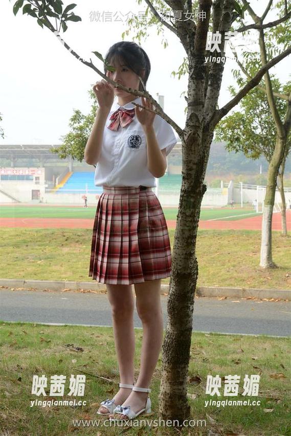 初夏女神 - 双双在套装里舞动像是涂鸦，图包和写真里的每一帧都是一派自由风。