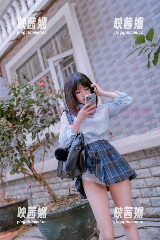 看！失眠小宁的制服写真图包，错综复杂的心情交织。