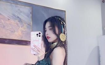 闪烁的光影下：“小小奶瓶儿”一秒陷入黑丝的怀抱