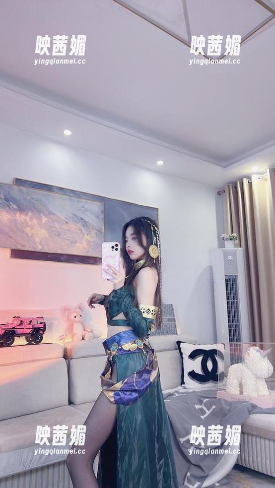 闪烁的光影下：“小小奶瓶儿”一秒陷入黑丝的怀抱