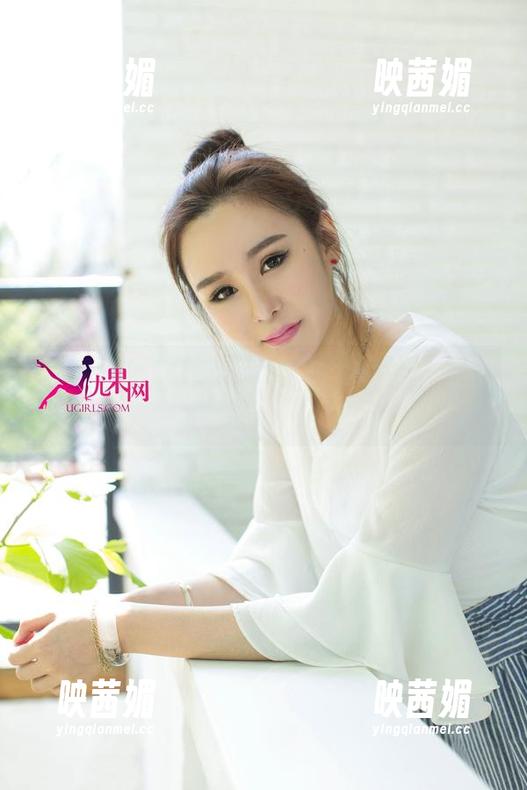 尤果网 - 双手捧住的黛蓓琪户外定制图片，让我妒忌了——她连背景都这样美！