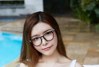 尤物馆 – 游泳池边的孟狐狸FoxYini，网盘里的泳装写真真让人挪不开眼。