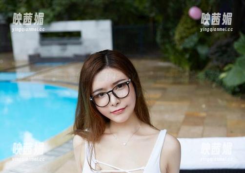 尤物馆 - 游泳池边的孟狐狸FoxYini，网盘里的泳装写真真让人挪不开眼。