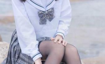 这组写真集，你就等着下载木棉棉OwO与红酒的美好吧！