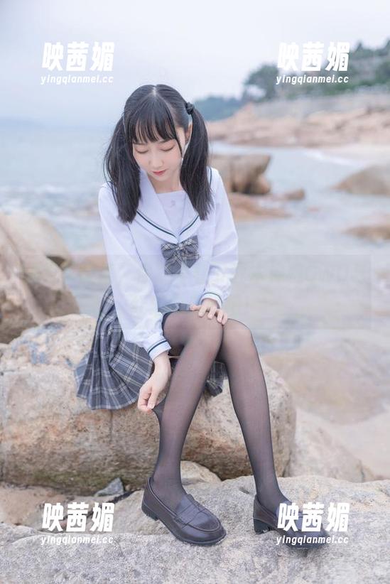 这组写真集，你就等着下载木棉棉OwO与红酒的美好吧！