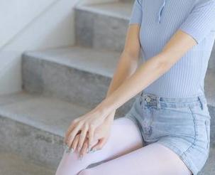 森萝财团的图包：书桌上的jk白丝少女，谁说学习不能美？