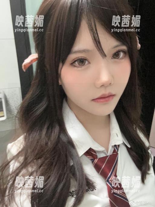 洛可ss的奇幻旅程：高清写真集《小红帽》，我在翘首以盼那抹红色，身后的树影似乎在低语…