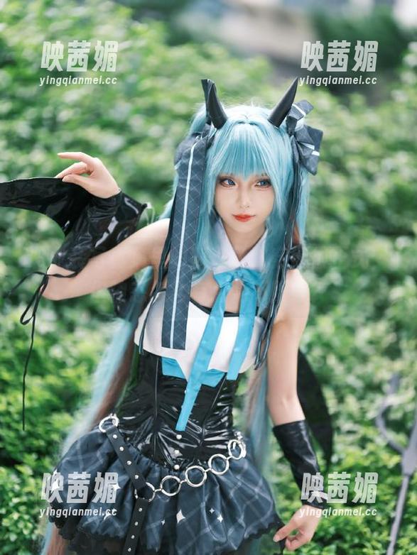 职业装写真集里的狐玖玖：穿得很正式，但神态怎么有点儿不服气？