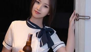 秀人网 – 可可芝与泳池的有趣约会，美图和作品看哪儿？