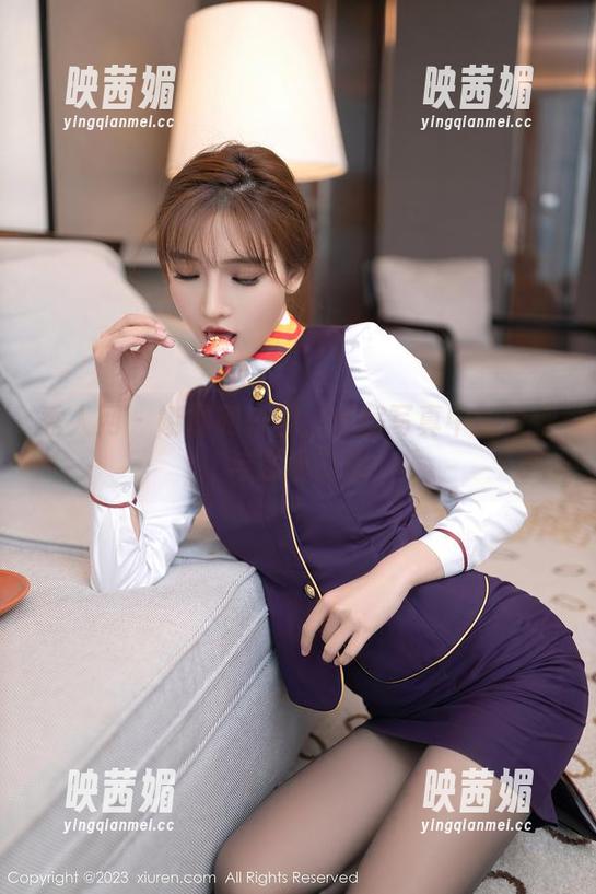 秀人网 - 娜露和校园：私房写真中的青涩与恣意交织