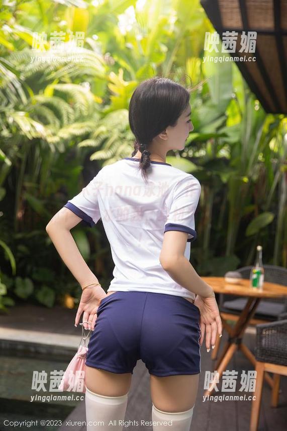 秀人网 - 木子nana泳池“作品”，在线记录那个不入水的我，身材没泡“起来”！