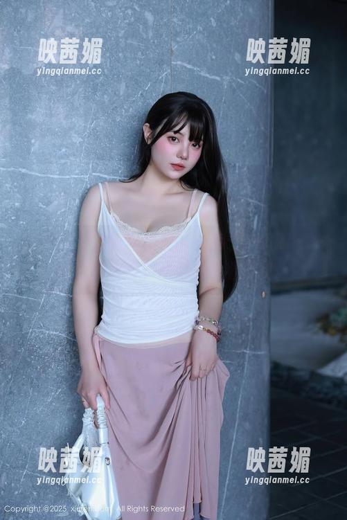 秀人网 - 定制写真里的林昔予yorki——红裙翻动间，心思缠绕着你我。