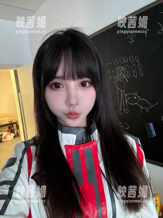 这牛仔裤，秋山AkI你有没有想过穿得再随便点！不过美图还是不错的。