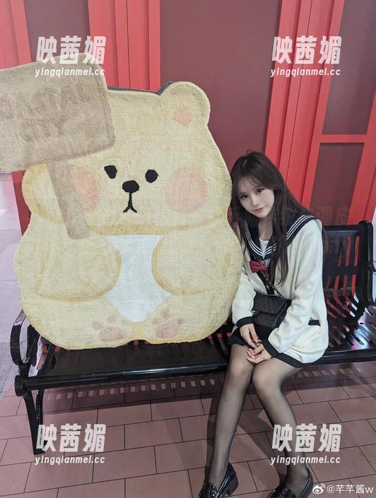 芊芊酱w的私房写真：水手服传统与调皮共存，是时候让“航海日记”变得funny了。