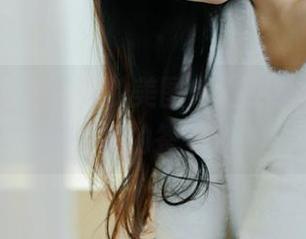看萌芽儿o0姐姐的美图，我已经在手机上画下她的签名了！