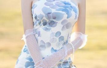 语画界 – 允儿Claire带来的第二套写真，合集里有些更新，一颗心彩虹般撞击。