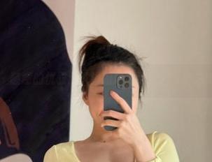 微密圈 – 随意的优雅：铁锤姐姐展示睡衣写真之美的图片