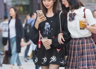 魔镜街拍 – 我觉得，只有芝芝和她那件蓝色泳衣能在夏日的套图里如此清新脱俗吧？