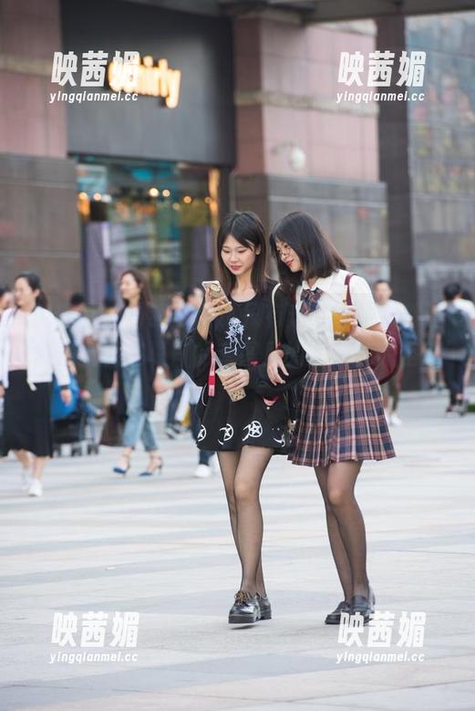 魔镜街拍 - 我觉得，只有芝芝和她那件蓝色泳衣能在夏日的套图里如此清新脱俗吧？