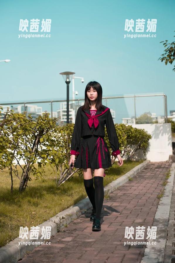 黑色连衣裙小姐姐，真让人想手滑一下魔镜街拍HD，你的图片里有什么秘闻呢？